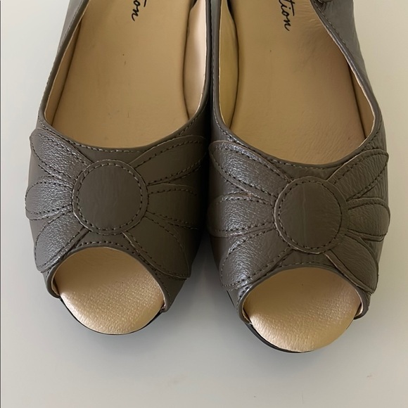 Tradition Women's Brown Peep Toe Slingback Shoes - Picture 5 of 6